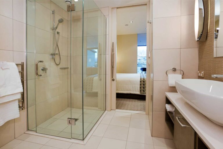 Baño de apartamento superior de 1 dormitorio con ducha a ras de suelo