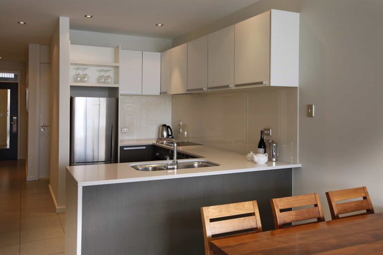 Superior 3 Bedroom Apartment full kitchen and dining room