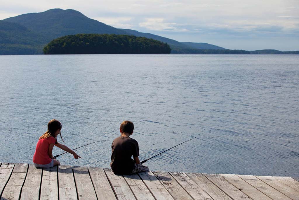 Pesca en el lago George desde el muelle en The Sagamore Resort.