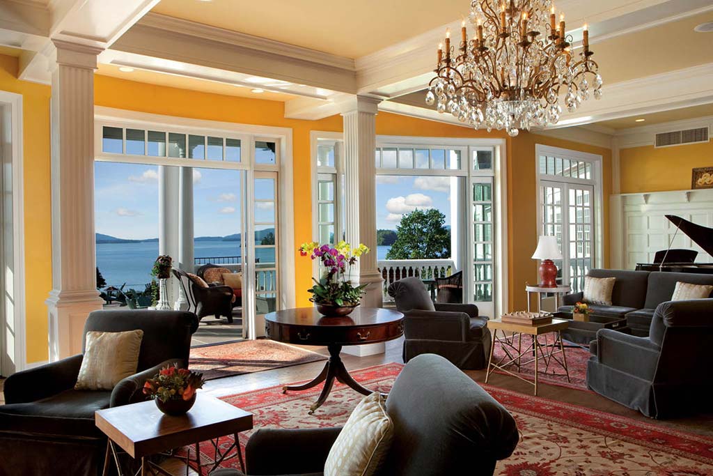 Sala de estar en el lobby de The Sagamore Resort con vista al lago George.
