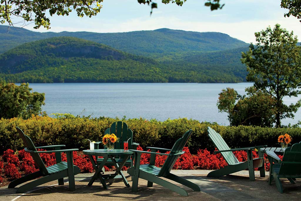 वेरंडा टेरेस बाहरी बैठने की जगह से जॉर्ज झील दिखाई देती है।