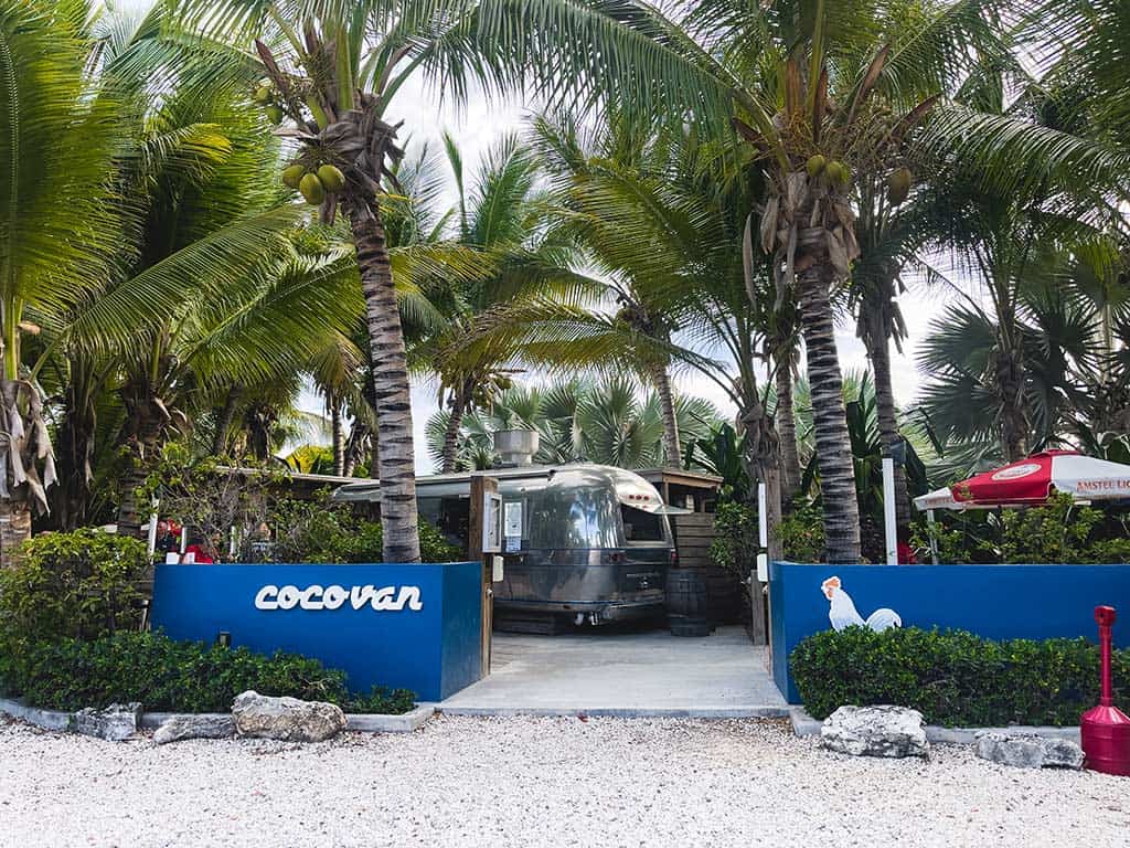 Vista exterior del restaurante Cocovan en Turks & Caicos