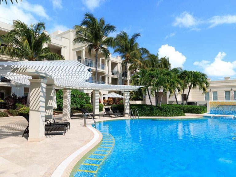 Vista de la piscina al aire libre y la pérgola en el Atrium Resort en Turks & Caicos