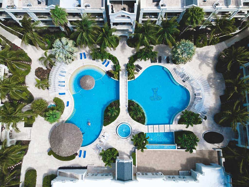 Vista aérea de la piscina tipo laguna en el Atrium Resort en Turks & Caicos