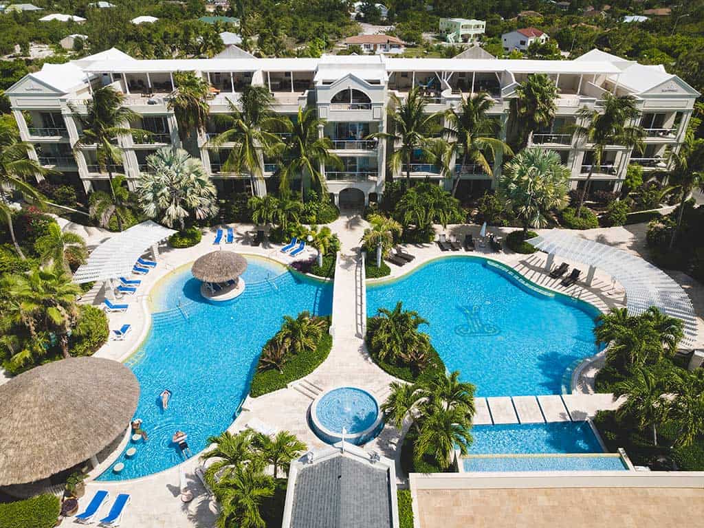 Blick von oben auf das Atrium Resort und den Pool in Turks & Caicos.