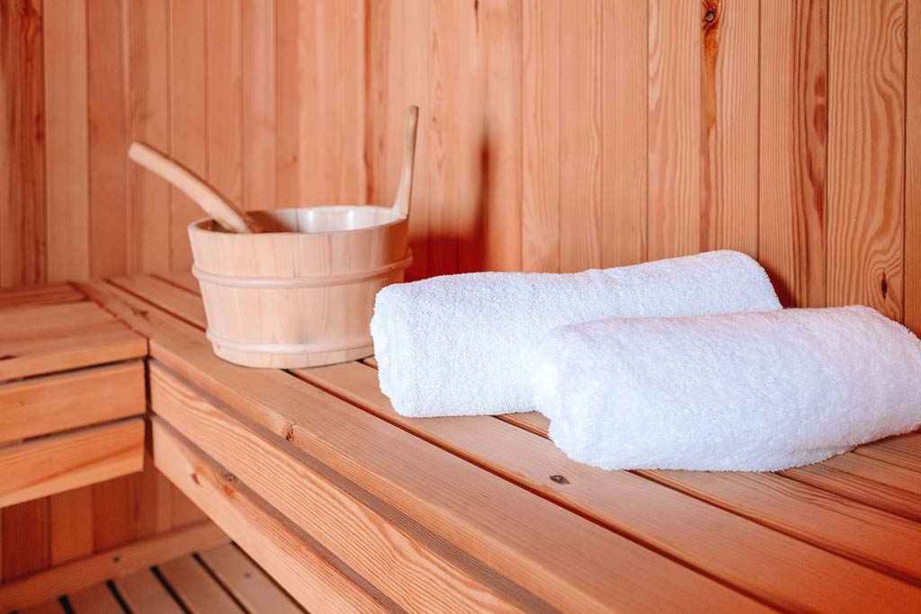 Toallas de spa en una sauna en Koutouloufari Village Holiday Club