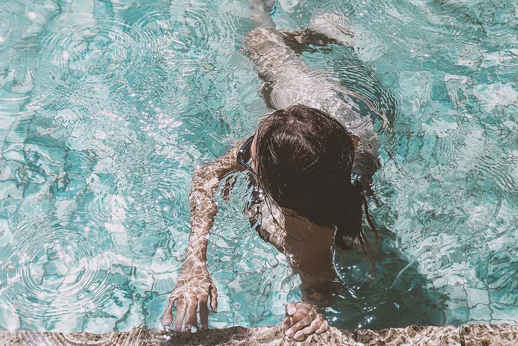 Frau, Schwimmen im Pool im Koutouloufari Village Holiday Club
