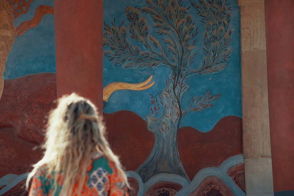 Frau, die altgriechische historische Malerei betrachtet | Kreta, Griechenland