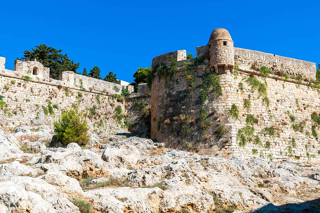 Muro de piedra en la histórica Heraklion, Creta, Grecia