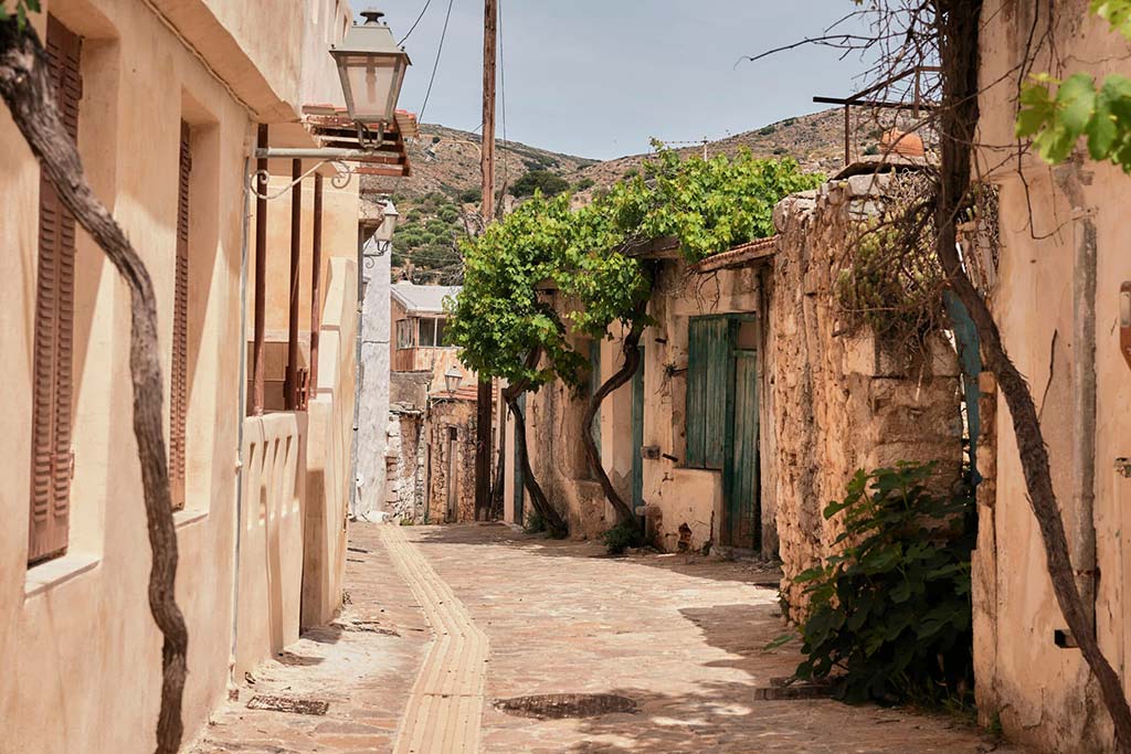 Calle de piedra en Malia, Creta, Grecia