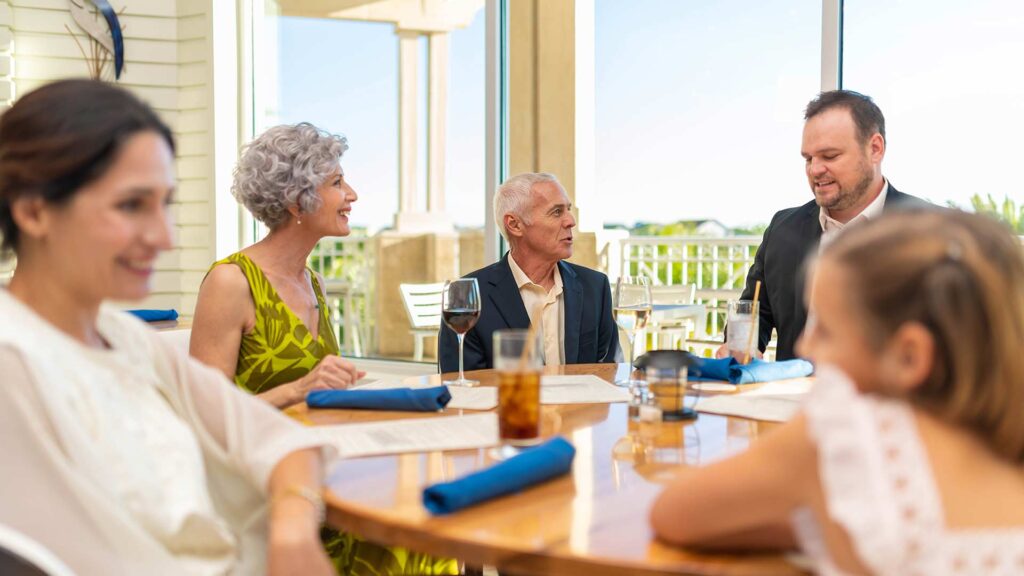 Familia multigeneracional sentada en una mesa en Euphoria Fish House