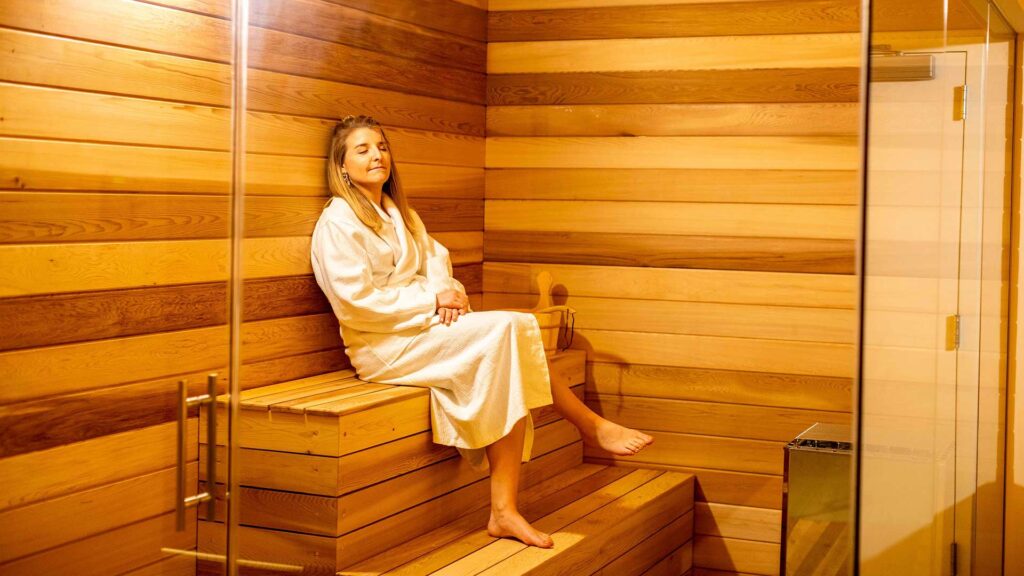 Frau entspannt in der Sauna im St. Somewhere Spa.