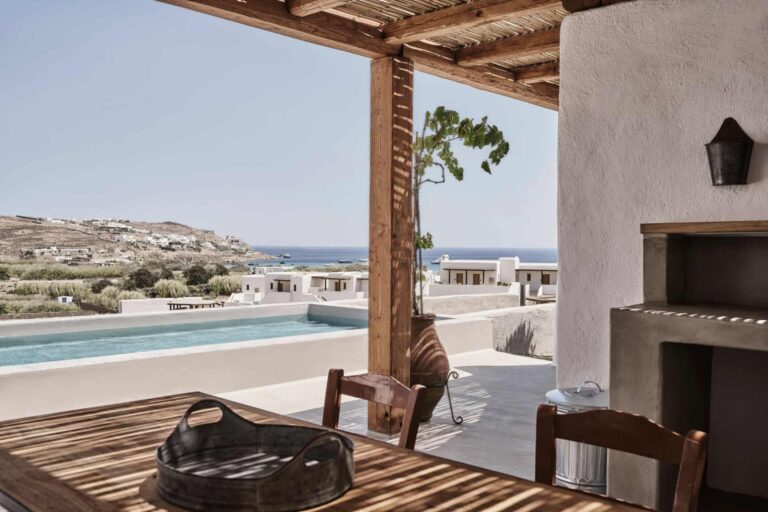 Terrasse de la suite Nomad Mykonos avec piscine privée et belle vue sur la mer