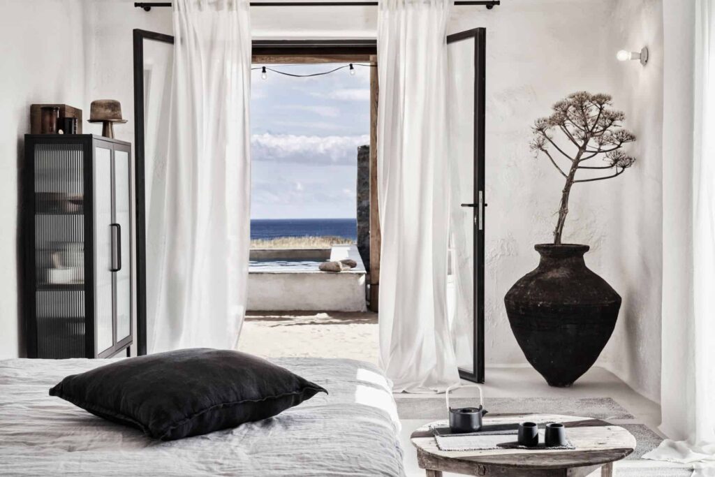جناح غرفة نوم Nomad Mykonos مع مدخل إلى المسبح الخاص وإطلالة جميلة على البحر