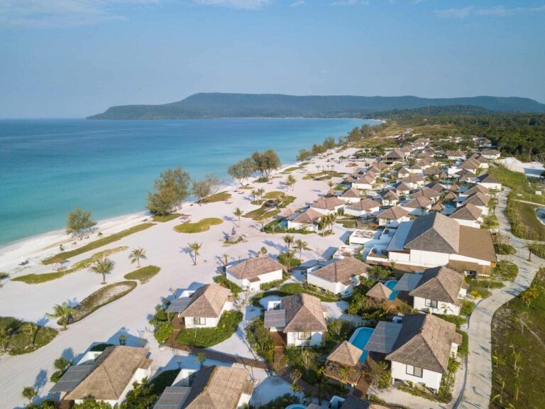 A vista aérea de Royal Sands Koh Rong de villas à beira-mar