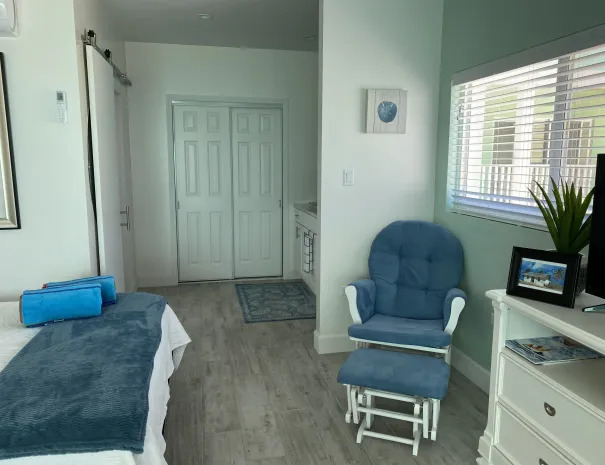 Sand Dollar guest room sitting area rocking chair