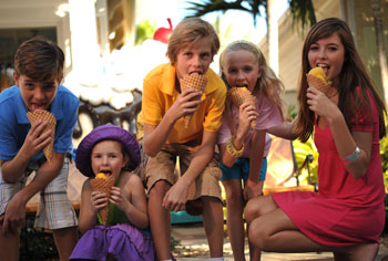 Grupo de niños comiendo conos de helado
