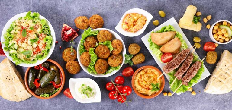 Propagación de aperitivos griegos y ensaladas