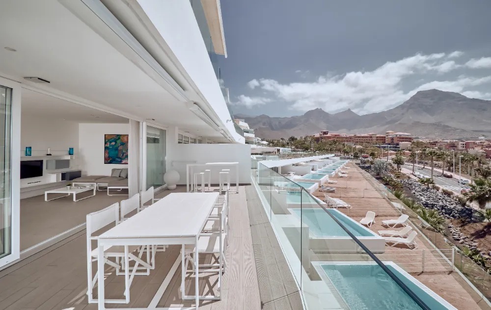 Balcón del hotel Baobab Suites con vista a las piscinas de las suites