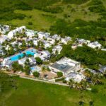 Luftaufnahme des Anwesens, des Strandes, der Villen und des Pools des Cap Cove Resort