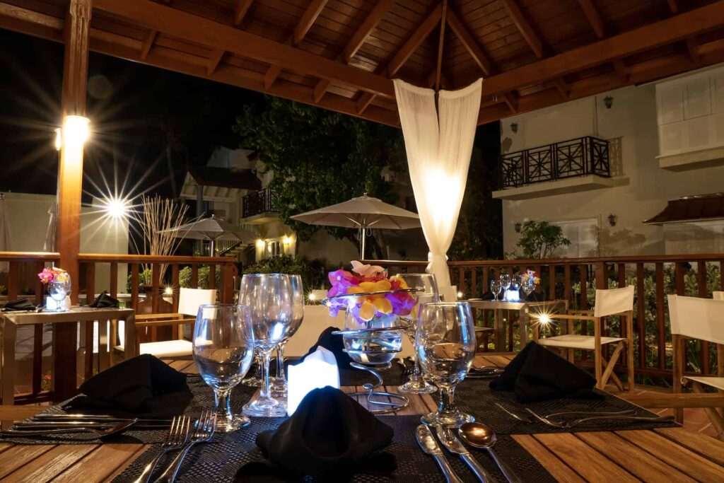 Mesa de comedor de restaurante al aire libre de Cap Cove Resort