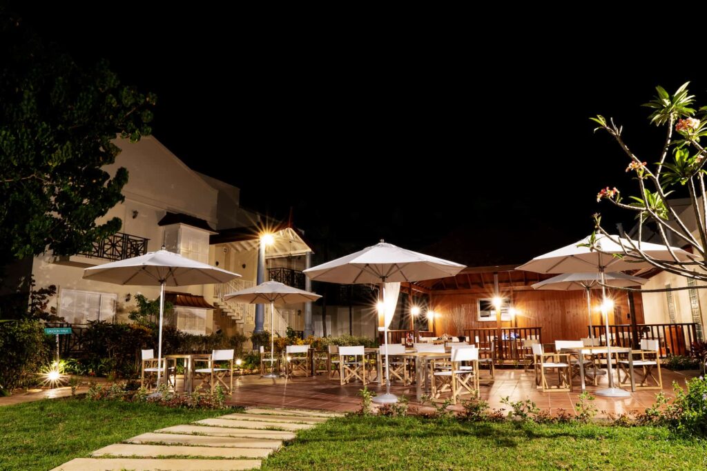 Pasarela de Cap Cove Resort al bar y restaurante junto a la piscina