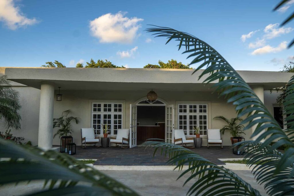 Cap Cove Resort front entrance lined with palm trees