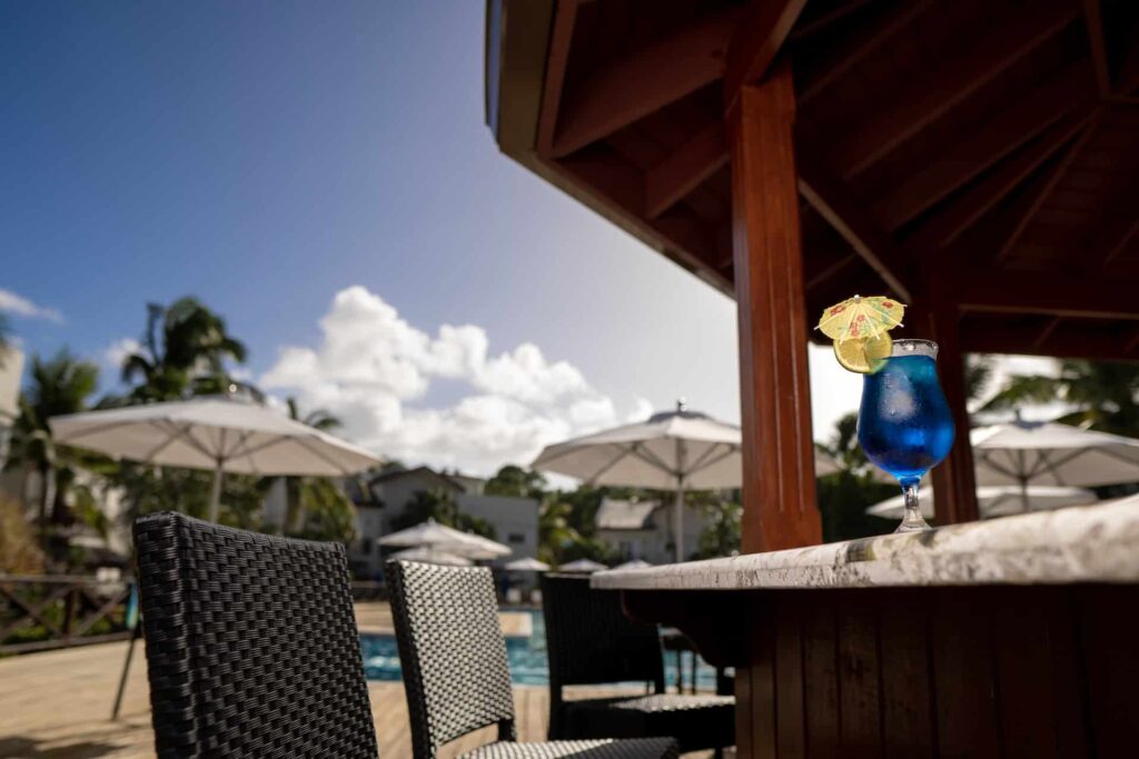 Bebida tropical en un vaso en el bar junto a la piscina de Cap Cove Resort