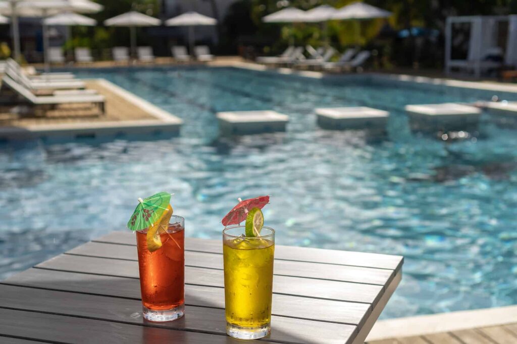 Piscina de Cap Cove Resort con mesa lounge con bebidas tropicales