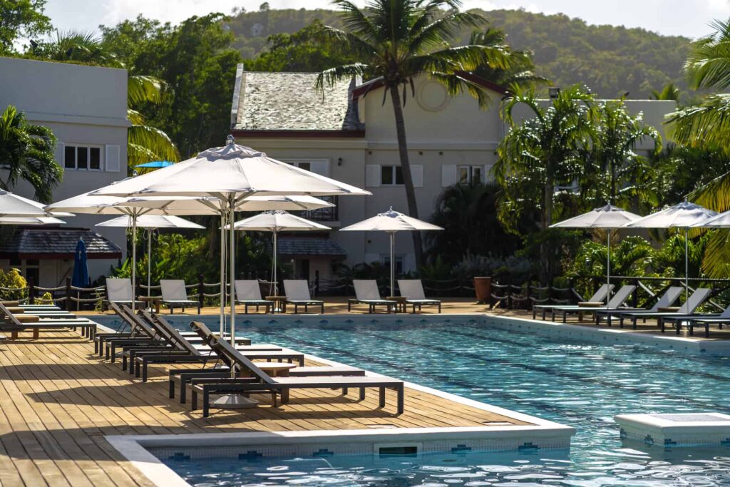 Piscina de Cap Cove Resort con vistas a las suites junto a la piscina