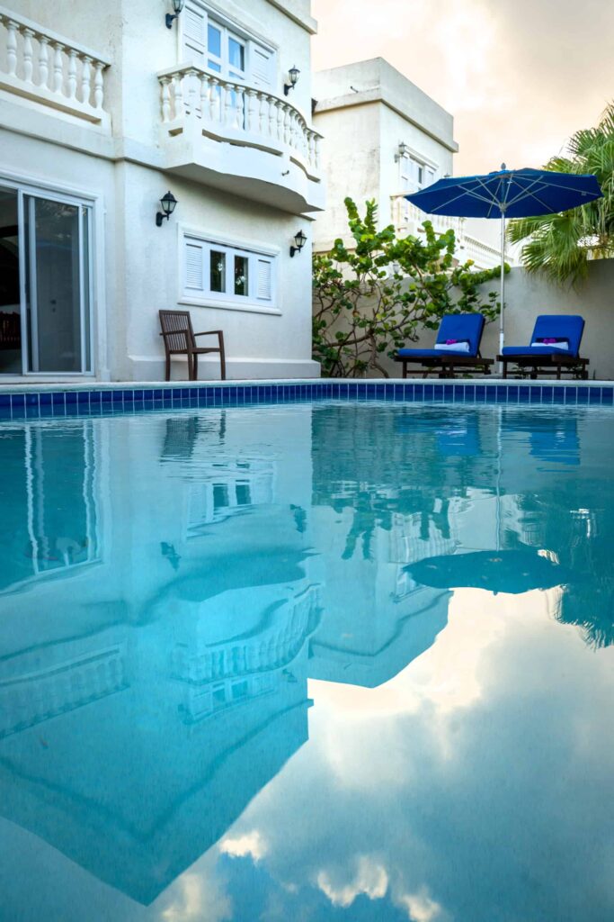 4 Bedroom Villa: Private backyard pool