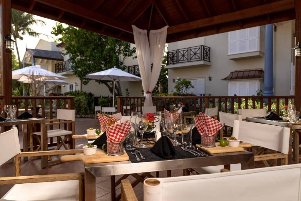 Snack bar Cap Cove Resort con mesas preparadas