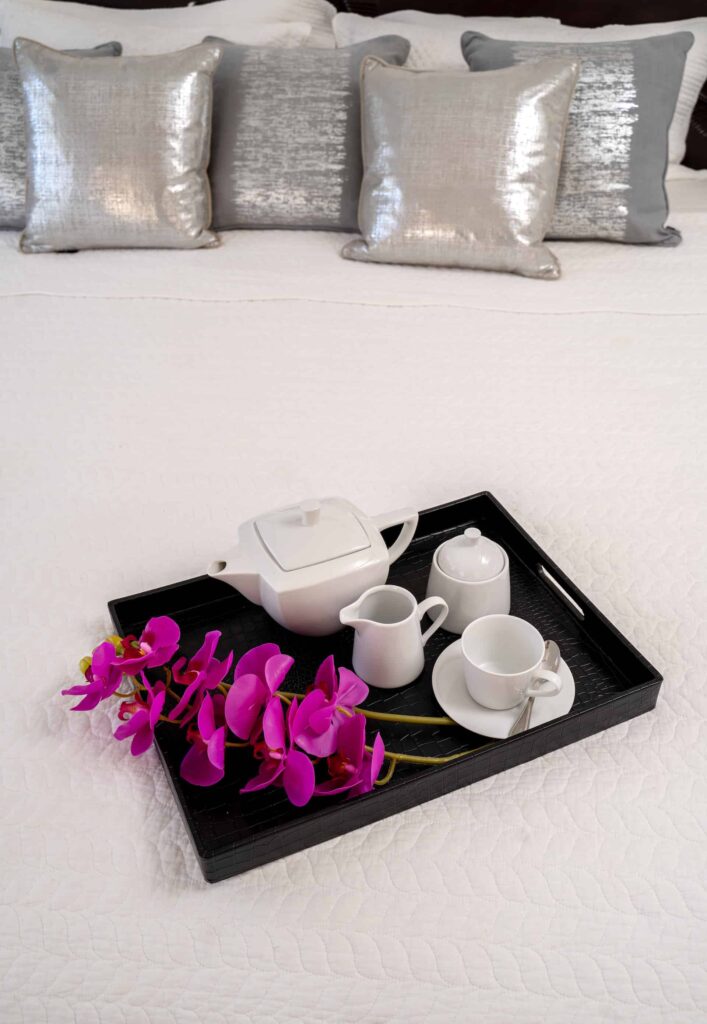 Villa de 4 habitaciones: desayuno en la cama, bandeja de té, sentado en una cama con dosel y cojines