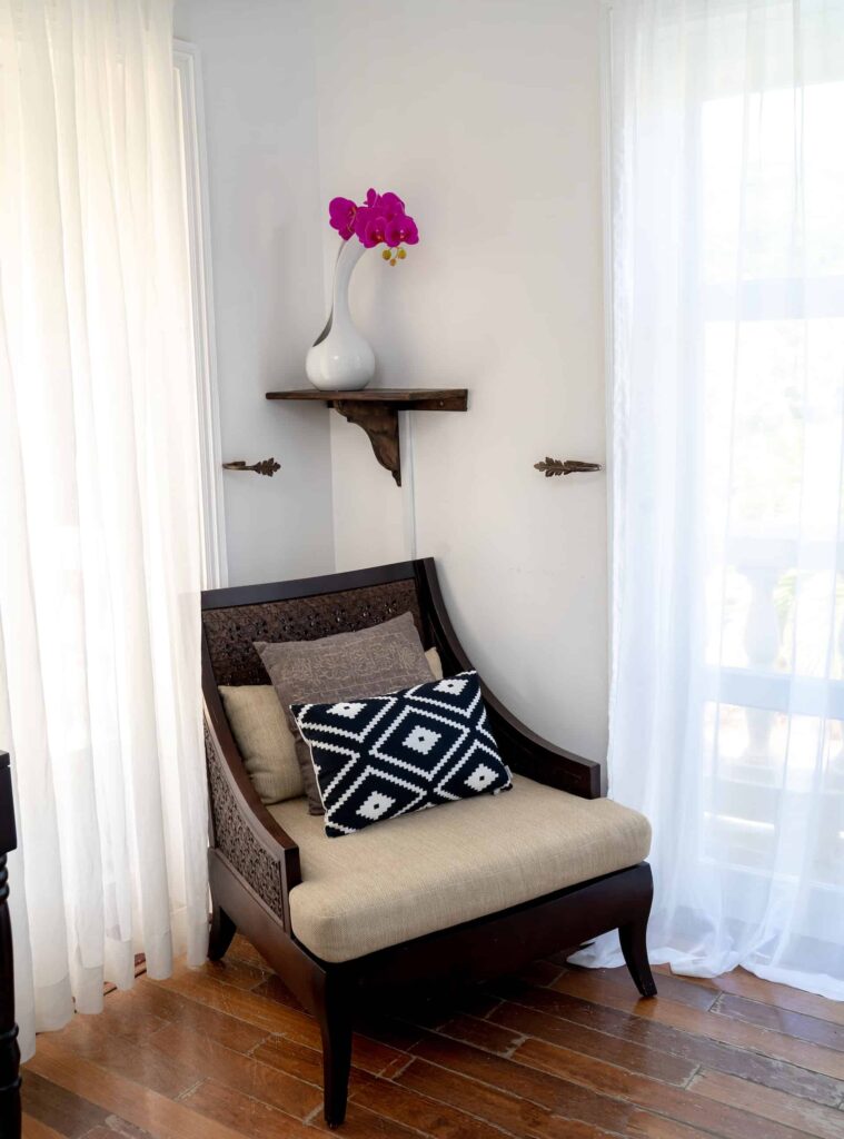 4 Bedroom Villa: Corner armchair and decorative shelf