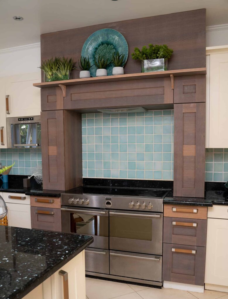 Villa de 4 habitaciones: Estufa de cocina con respaldo de azulejos y estante superior con plantas decorativas