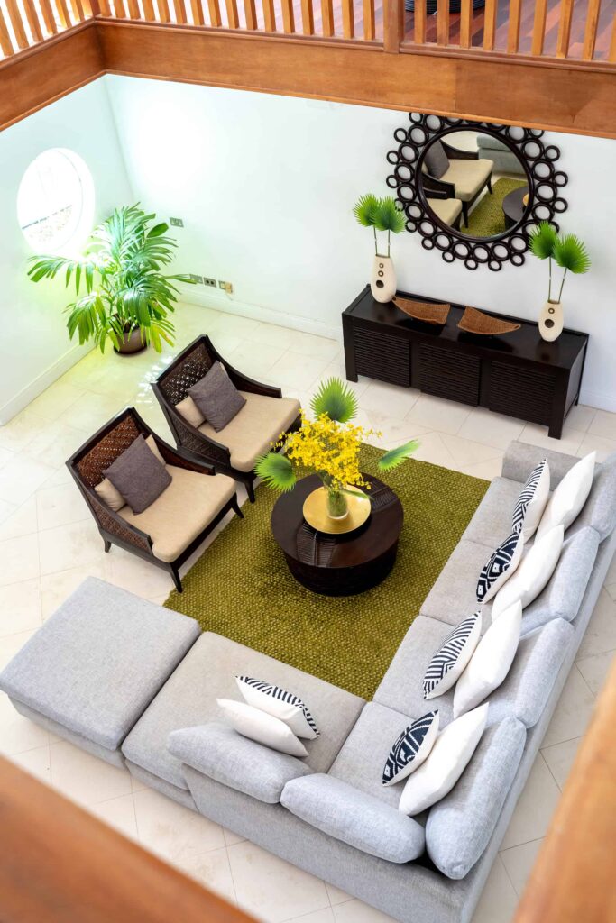 Villa de 4 habitaciones: sofá de la sala, sillones y mesa de café