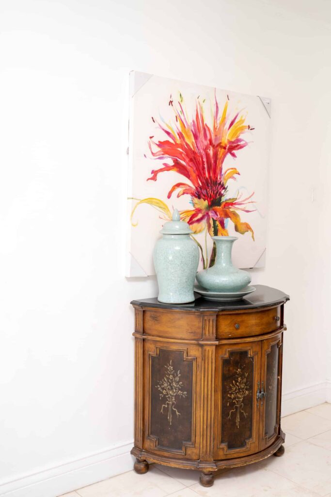 4 Bedroom Villa: Side table with ornamental jars and tropical inspired wall art.