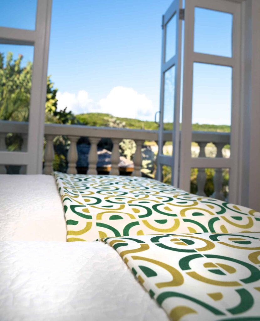 Villa de 4 habitaciones: habitación doble con balcón que ofrece vistas a la playa