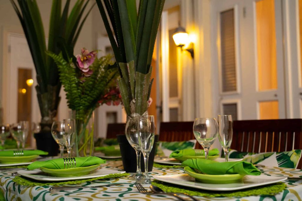 Villa de 4 habitaciones: mesa de comedor puesta para cenar en el balcón cubierto