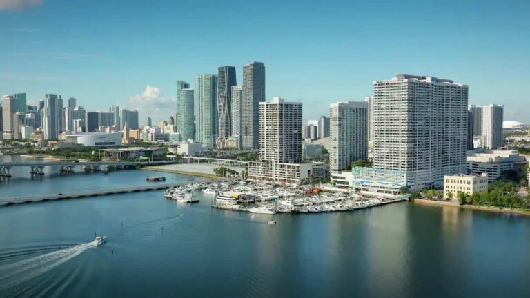 Vue aérienne du Grand Hotel Biscayne Bay à Miami.