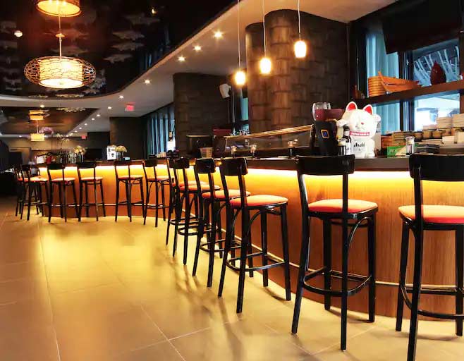 Gran bar con taburetes en Tony Chan's Waterclub en el Grand Hotel Biscayne Bay