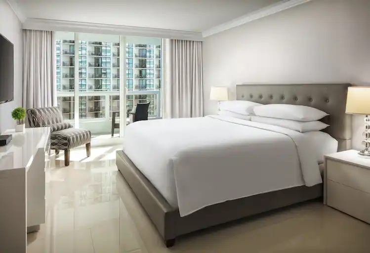 Dormitorio principal con vista a la ciudad en Grand Hotel Biscayne Bay