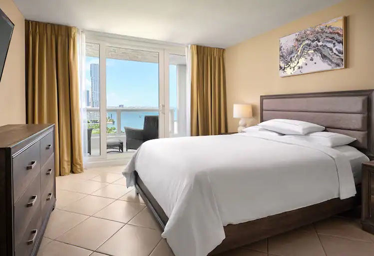 Dormitorio con vista a la bahía en Grand Hotel Biscayne Bay
