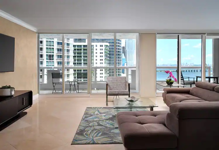 Sala de estar con balcón y vista a la bahía en Grand Hotel Biscayne Bay