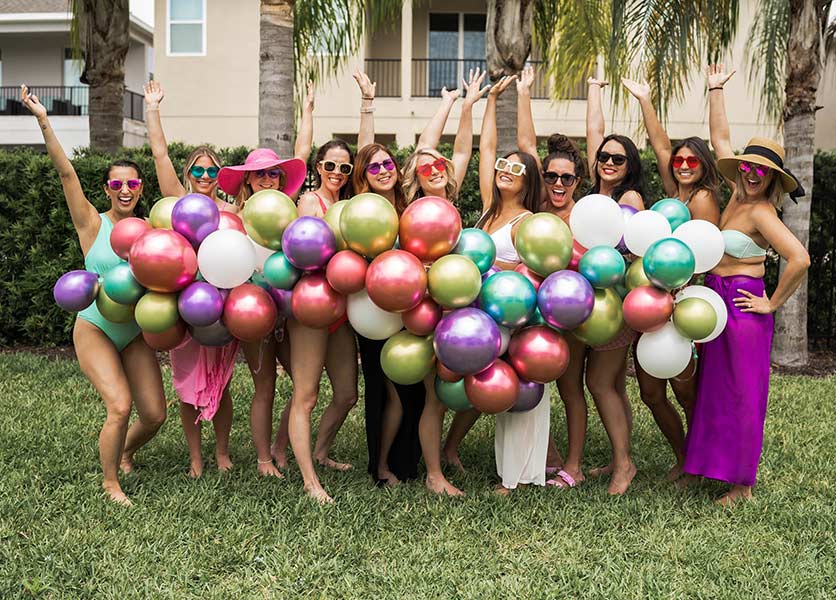 बैचलरेट पार्टी में बहुरंगी गुब्बारों के साथ महिलाओं का समूह