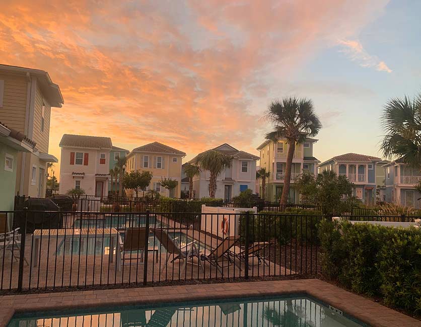 منظر للأكواخ في Margaritaville Resort Orlando عند غروب الشمس