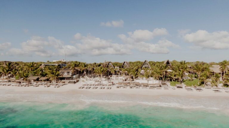 墨西哥图卢姆的 Papaya Playa Project 海滨度假村。