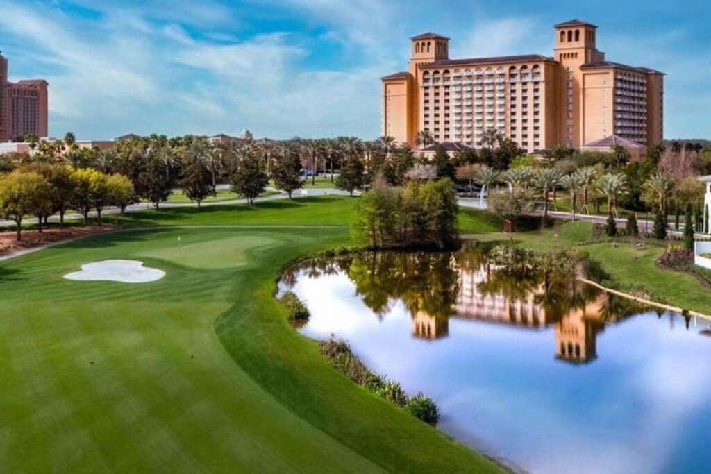 Außenansicht von Golfplatz und Hotel des Ritz-Carlton Orlando