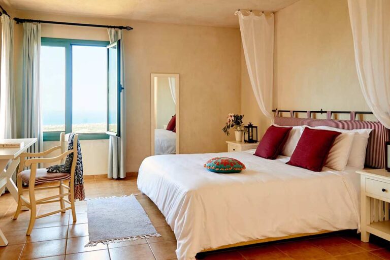 Familiensuite mit zwei Schlafzimmern, Kingsize-Bett und Arbeitsbereich im Village Heights Resort