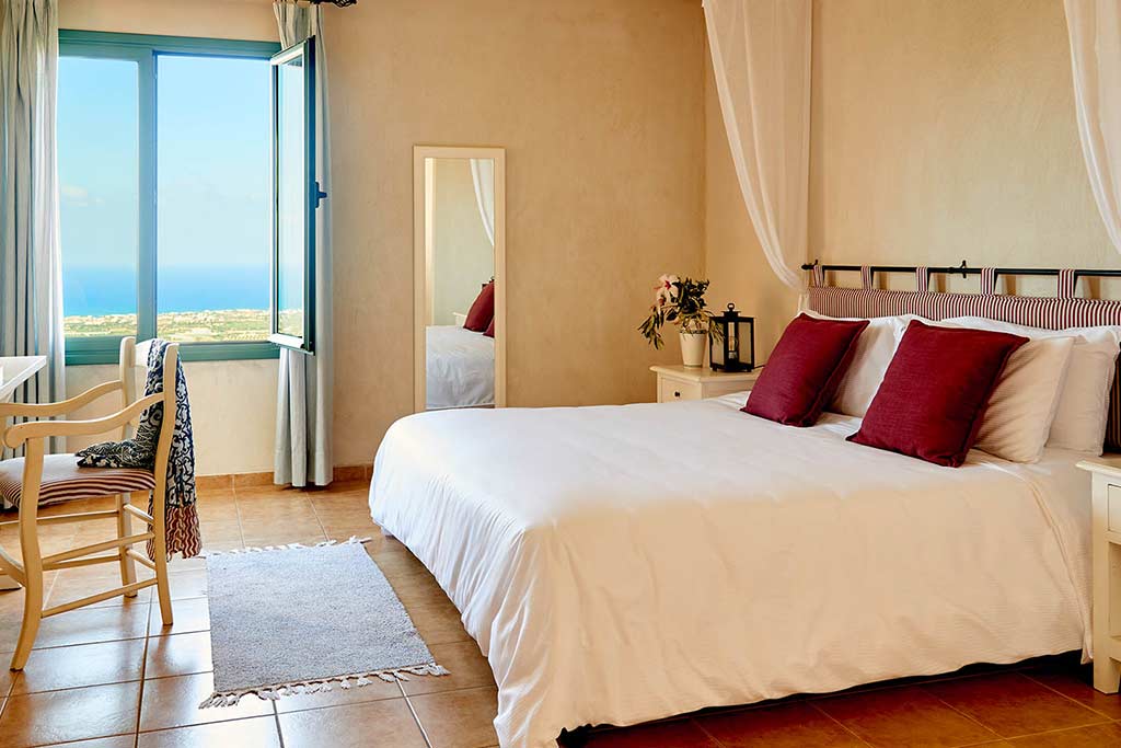 Zwei-Schlafzimmer-Suite mit Kingsize-Bett und Arbeitsbereich im Village Heights Resort